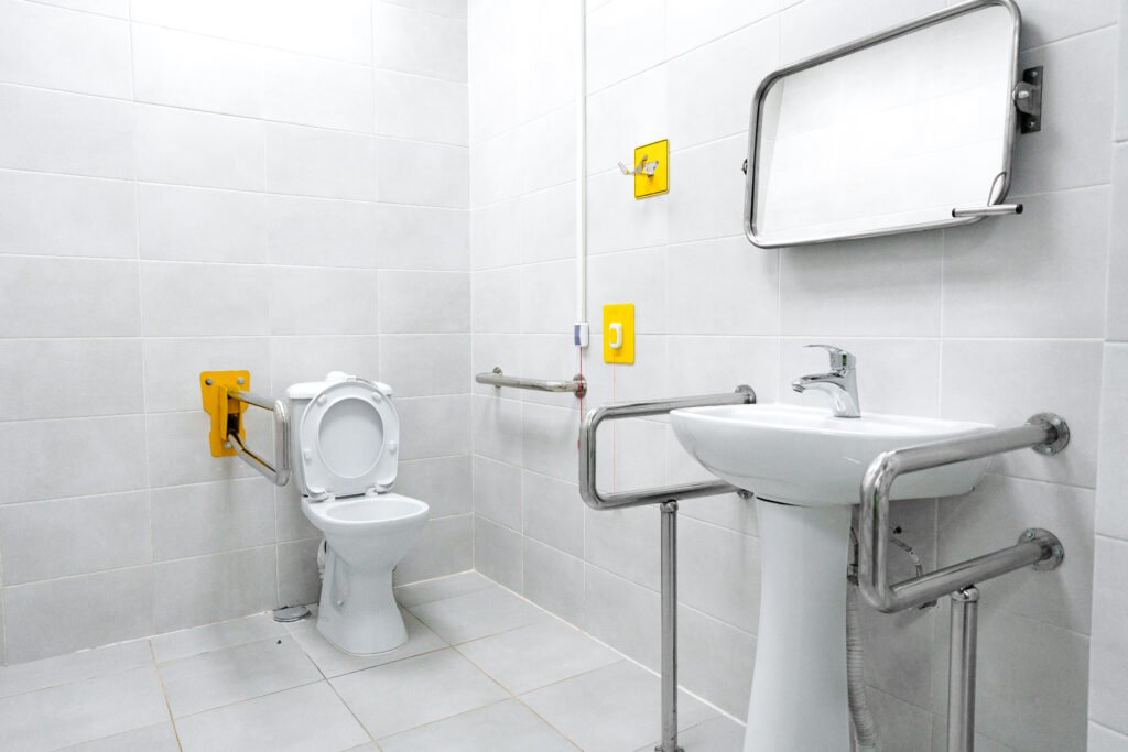 Salle de bain accessible PMR seniors Armentières Nord douche plain-pied barre appui siège rabattable artisan PDN Renov Qualibat RGE 59280 adaptation