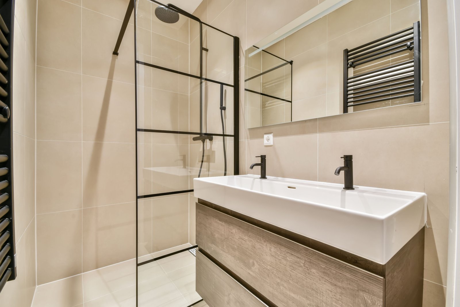 Douche italienne plain-pied salle de bain rénovée Armentières Nord carrelage grand format artisan PDN Renov résultat après travaux 59280 moderne