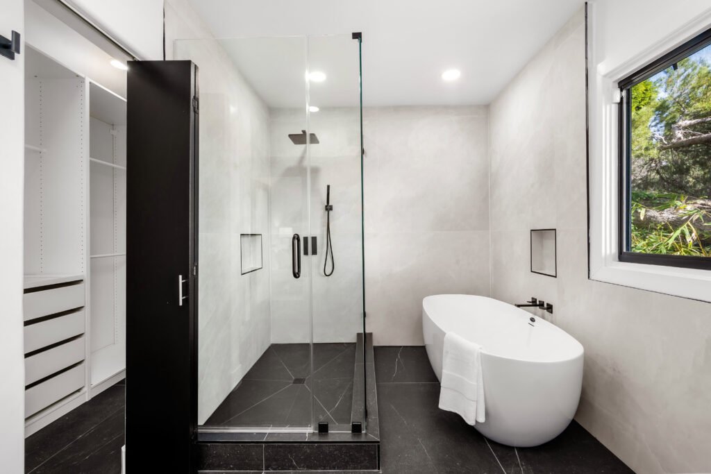 Résultat rénovation salle de bain complète Armentières Nord avant après artisan PDN Renov douche italienne carrelage moderne 59280 Hauts-de-France
