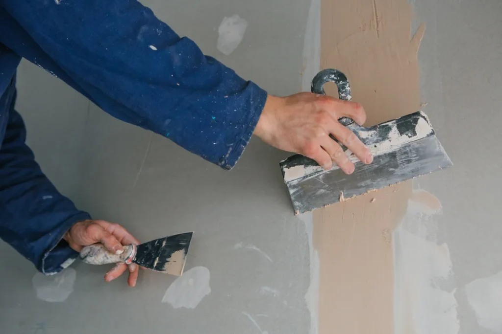 Application d'un enduit à la chaux respirant sur un mur assaini, finition adaptée au bâti ancien d'Armentières 59280 Nord